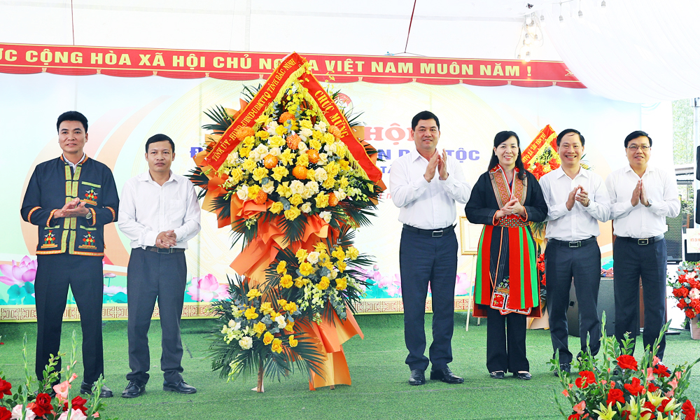 Bí thư Tỉnh ủy Nguyễn Hồng Thái cùng các đại biểu tặng hoa chúc mừng Ngày hội Đại đoàn kết toàn dân tại thôn Mậu.